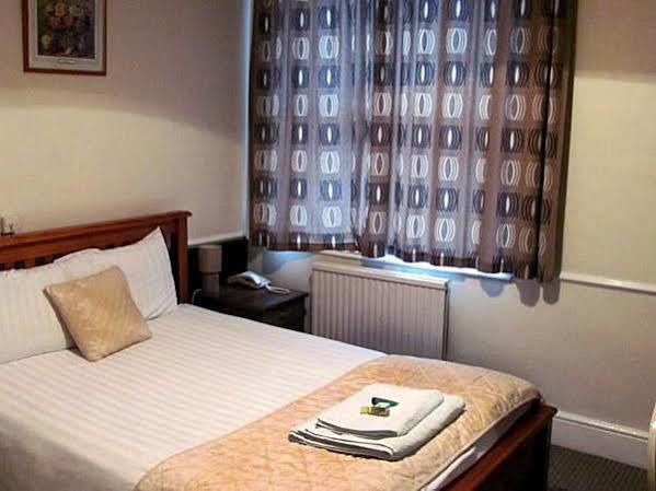 The Pines Guest Accommodation Chippenham (Wiltshire) Exterior foto